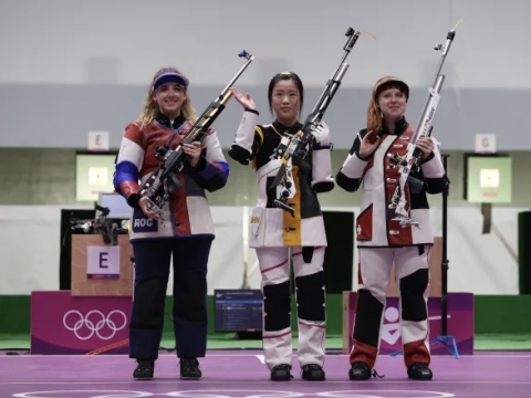Olimpiadi, tiro: la cinese Yang Qian vince la prima medaglia d’oro dei giochi di Tokyo 2020