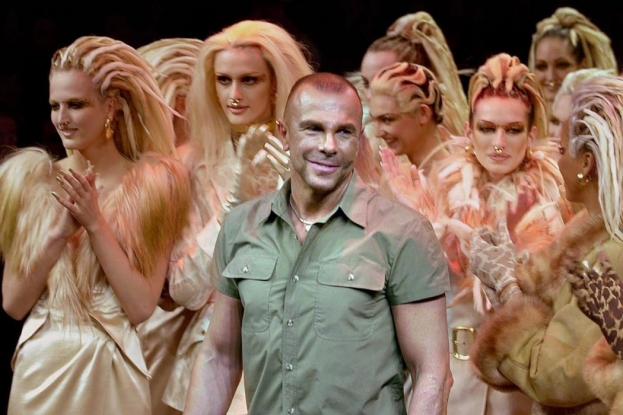 Addio a Thierry Mugler, lo stilista parigino interprete dei corsetti "strizzaforme" indossati da Madonna e Lady Gaga