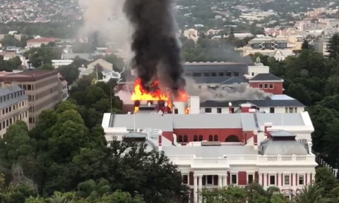 Domato l'incendio al Parlamento Sudafricano di Città del Capo. Cause da accertare