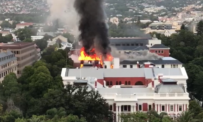 Domato l&#039;incendio al Parlamento Sudafricano di Città del Capo. Cause da accertare