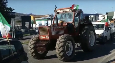 Orte: la polizia impedisce il blocco autostradale degli agricoltori ad oltre 120 trattori
