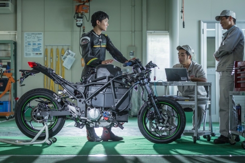 Kavasaki Motor cambia logo e punta sulla produzione di moto elettriche ed ibride