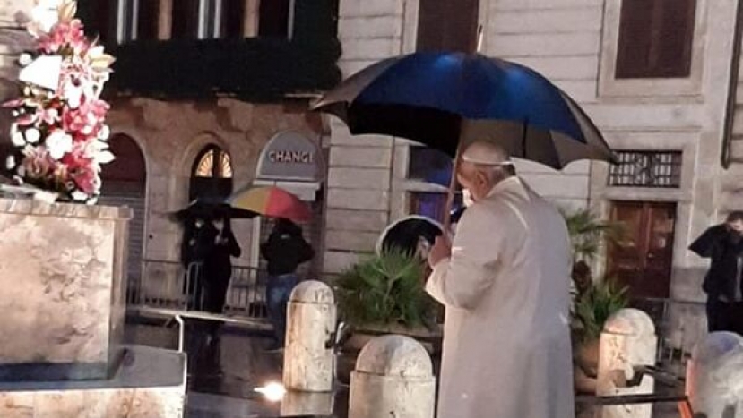 Papa Francesco rende omaggio, a sorpresa, alla Statua dell&#039;Immacolata di Piazza di Spagna
