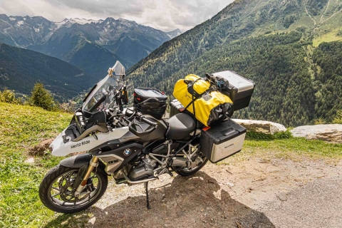 In sella ad una moto a noleggio con Hertz Ride per l'Alpine Routes sui tornanti da Andermatt a Merano