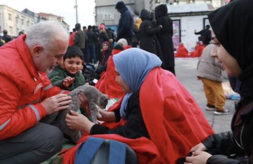 Turchia: dopo 28 ore dal sisma estratti vivi dalle macerie una donna con tre figli. Finora sono 7.800 le persone salvate