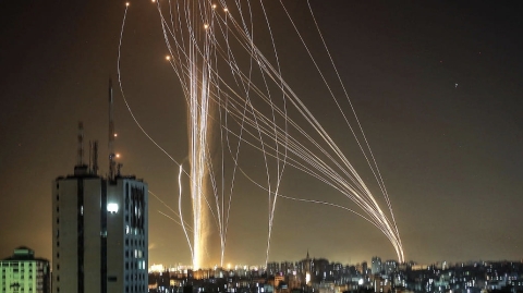 Tel Aviv, razzi da Gaza sulla zona grande. Israeliani nei rifugi ma l’esercito risponde con attacco su Hamas