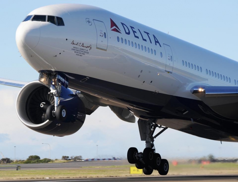 Trasporti: Delta lascia a terra chi non vuole indossare la mascherina a bordo degli aerei