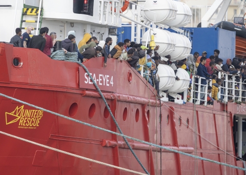 Livorno: iniziate le operazioni di trasferimento dei 108 migranti sbarcati dalla Sea Eye 4 in Emilia Romagna e Lazio