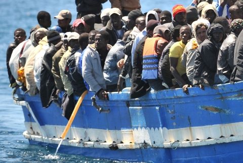 Lampedusa: 400 migranti sbarcano nell’isola “zona rossa”. L’hotspot ora ospita 700 profughi