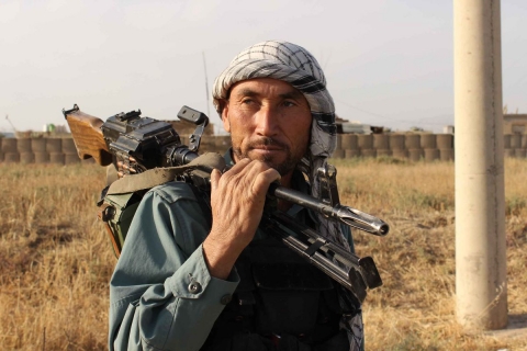 Afghanistan: la resa dei soldati delle forze di sicurezza ai talebani dopo la caduta di Kunduz