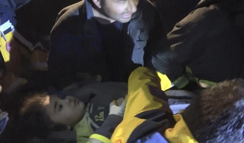 Turchia: 90 ore sotto le macerie per il piccolo Hilal Bilgi. Salvato ma perdendo un braccio