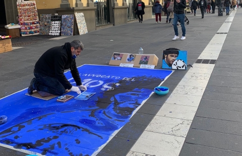 I &quot;Madonnari&quot; disegnano il volto di Maradona a via Toledo