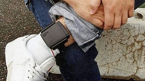 Violenza domestica: in Francia arriva il braccialetto elettronico per gli ex conviventi