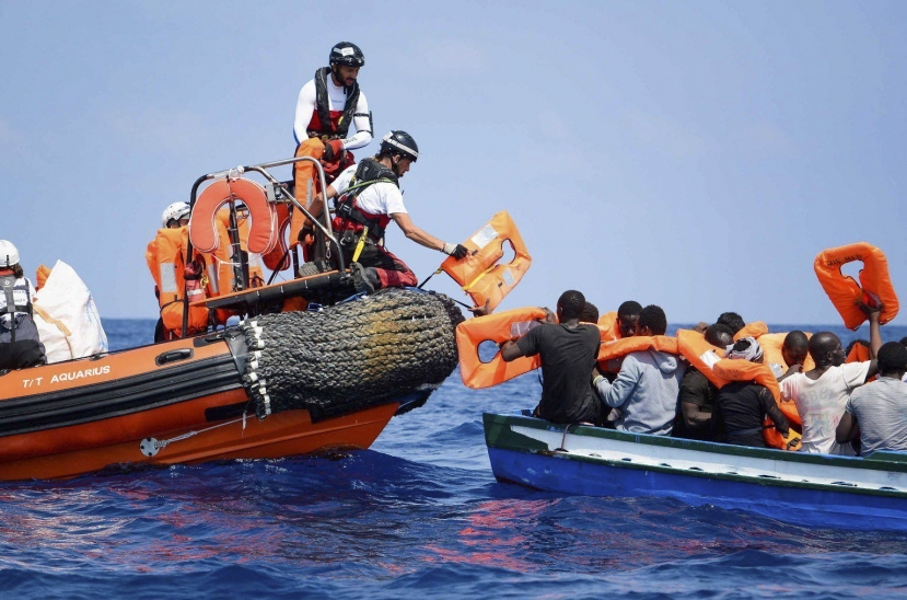 Migranti: 15 morti nelle acque libiche per un naufragio. Sono sopravvissuti 177 ma Alarm Phone denuncia i ritardi della Guardia Costiera libica