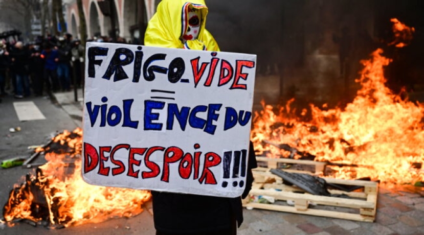 Pensioni Francia: l&#039;atto di forza di Macron che scavalca il parlamento mentre infuriano le proteste