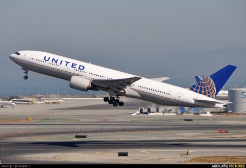 United Airlines: rientro d’emergenza per un Boeing 777 in partenza da Denver. Un motore perdeva pezzi