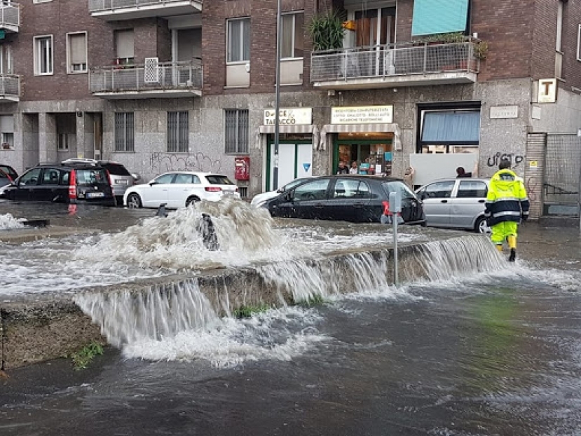 Milano: l&#039;esondazione dei fiumi Lambro e Seveso ha tenuto sotto allarme molti quartieri. Centinaia le chiamate ai Vigili del Fuoco