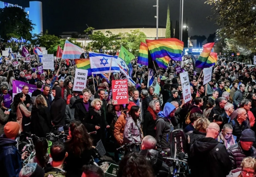 Tel Aviv:  nella notte 100mila in “Piazza della Democrazia” per protestare contro Netanyhau