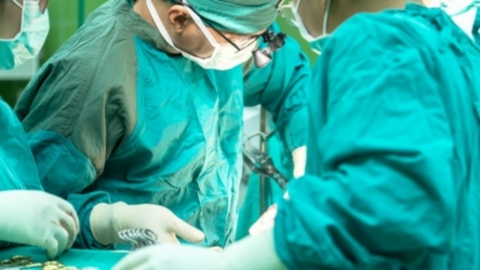 Salerno: arrestato un medico chirurgo e un altro sospeso per interventi "demolitivi e inutili" a pazienti oncologici