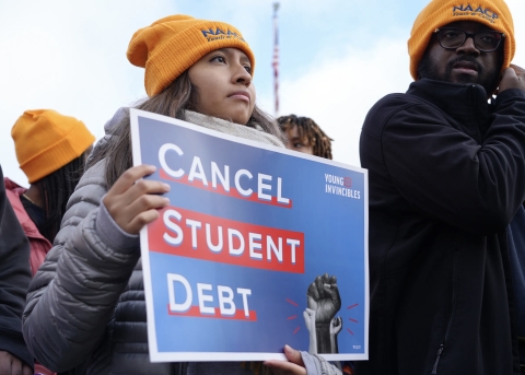 Piano Biden da 400 mld di dollari per prestiti studenteschi. Il caso finisce alla Corte Suprema