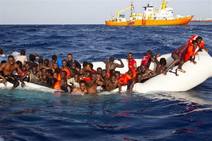 Migranti: allarme al largo del Mediterraneo per 60 migranti su un gommone non in grado di navigare