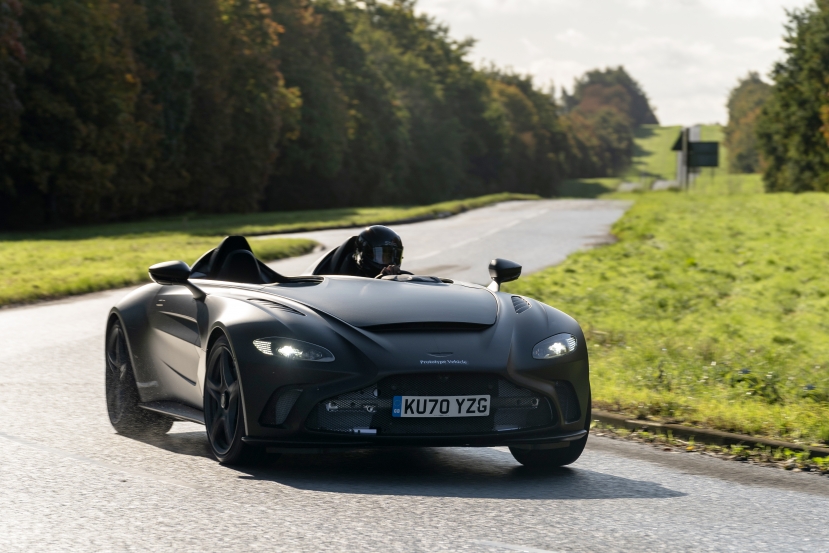 La Speedmaster V12 di Aston Martin, tra richiami alla storica DBR1 di Le Mans e la concept car del centenario