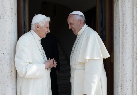 I funerali del Papa emerito Ratzinger celebrati da Bergoglio il prossimo 5 gennaio (ore 9)