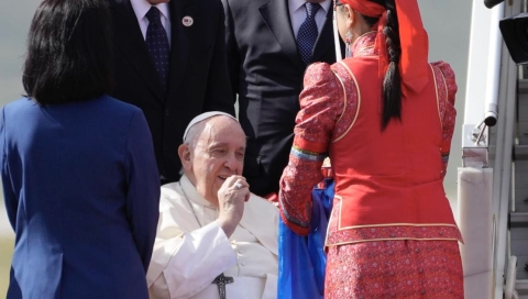 43º Viaggio Apostolico in Mongolia: il saluto di Papa Francesco con la ministra Battsetseg e il rientro a Roma