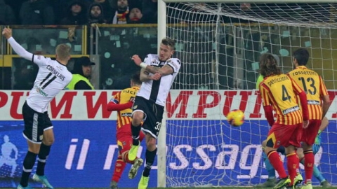 Serie A: il Lecce retrocede in B dopo la sconfitta dei salentini con il Parma (3-4)
