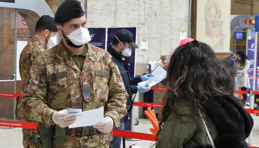 Migranti: equipe mediche dell&#039;esercito vaccineranno i migranti degli hotspot siciliani
