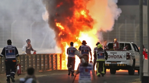 F1: stop&go del Gp del Bahrein per l’auto in fiamme di Grosejan. Solo una frattura e scottature per il pilota svizzero
