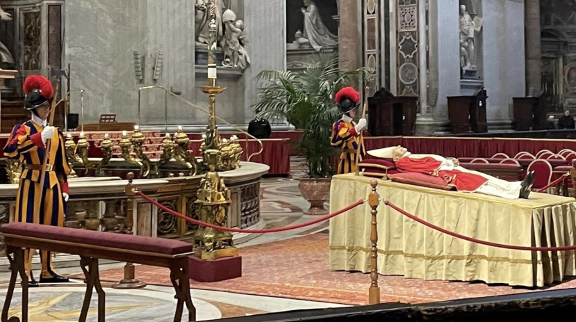 Città del Vaticano, Papa Francesco cambia il rito funebre: “Alla mia morte niente catafalco”