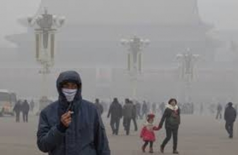 Ambiente: Pechino avvolta da una nube di inquinamento chiude le scuole e parchi giochi