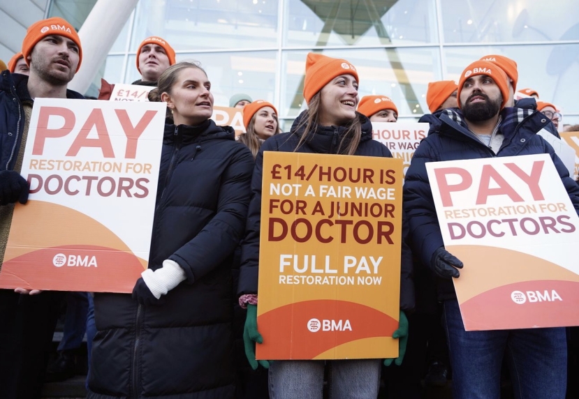 GB, sciopero medici ospedalieri di 6 giorni per aumenti salariali. Braccia incrociate anche in Irlanda e Galles