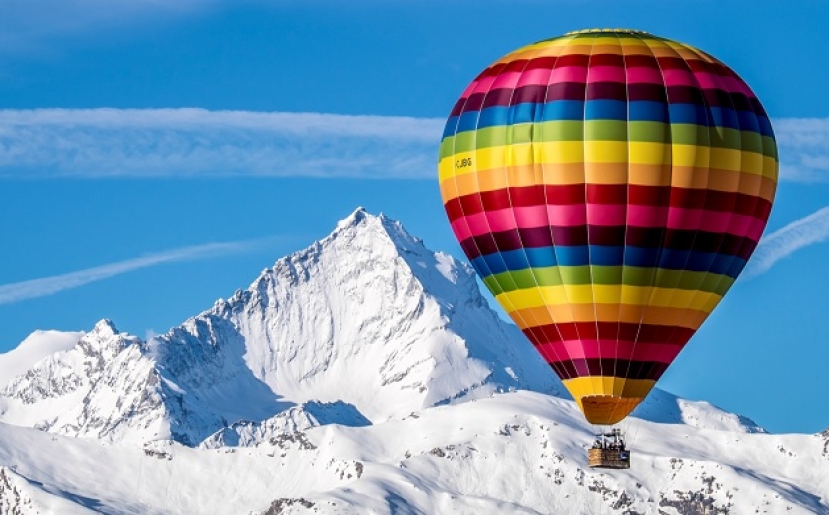 Regali sotto l&#039;albero: un coupon per volare al di sopra dei 2 mila metri in mongolfiera con lo sfondo del Monte Bianco