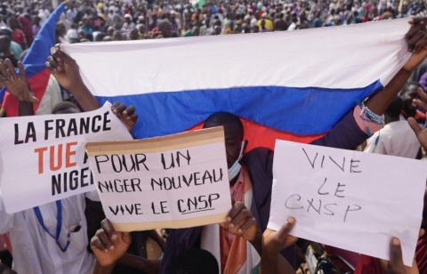 Niger: migliaia di manifestanti hanno protestato davanti all’ambasciata francese sventolando bandiere russe