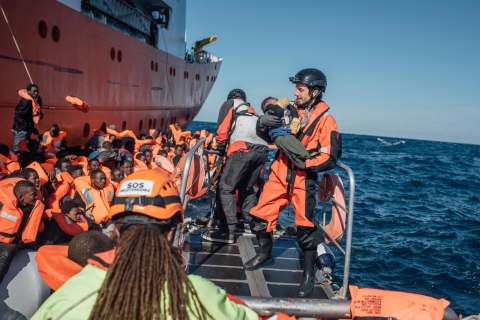 Malta: 13 migranti morti secondo un rapporto di Sos Méditerranée che ora ha portato in salvo 129 persne