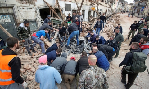 Sisma Croazia: sono 8 i morti e decine di feriti rinvenuti sotto le macerie. Petrinja la città più colpita