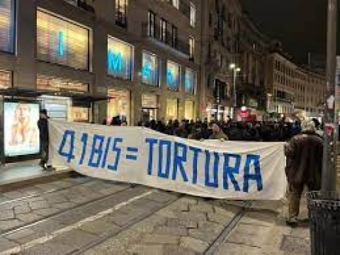 Milano: scontri con la polizia degli anarchici in corteo contro il 41 bis nel segno di Alfredo Cospito oggi ricoverato all’ospedale San Paolo