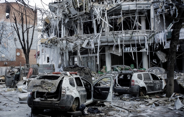 A Kharkiv distrutto un edificio da un missile russo S-300. Morte tre persone sotto le macerie