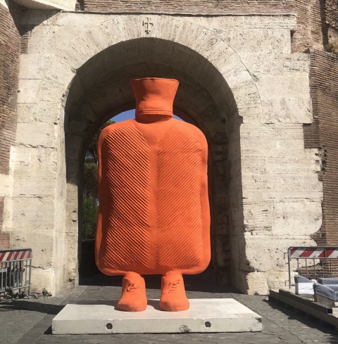 Le installazioni antropomorfe dello scultore Erwin Wurn "disegnano il percorso di "Via Veneto Contemporanea" a Roma