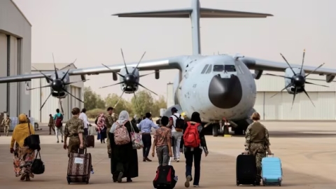 Niger: sono rientrati a Parigi i 262 civili francesi evacuati ieri sera da Niamey. Volo anche per gli italiani