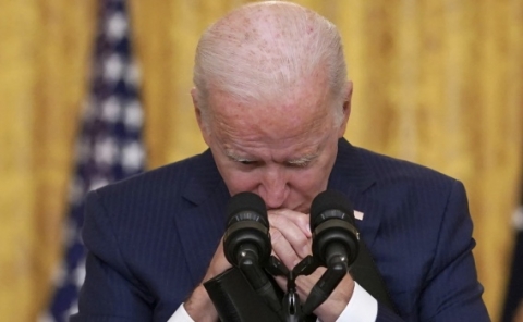 Le morti di Kabul tra le lacrime e la rabbia nel discorso di Biden: “L’Isis la pagherà”