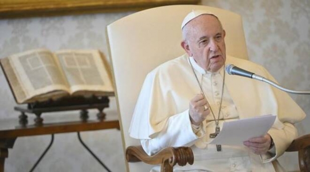 Adozioni, Papa Francesco chiede di semplificare l'iter: "E' un atto d'amore"