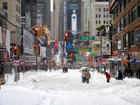 Meteo: New York colpita da una tempesta di neve blocca le operazioni di vaccinazione e chiude le scuole