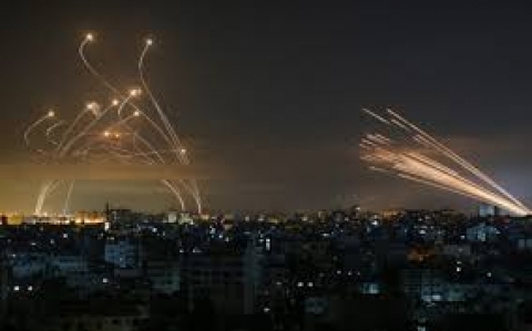 I 40 minuti di fuoco di Israele su Hamas con 450 missili per distruggere i tunnel di Gaza City