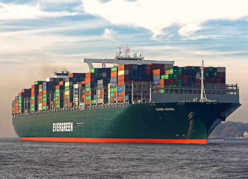 Suez: nessuna soluzione per la porta container incagliata. Bloccati i traffici marittimi