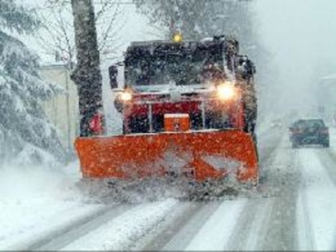 Meteo: Lombardia sotto la neve e in montagna in azione gli spazzaneve. A Venezia si alza il Mose