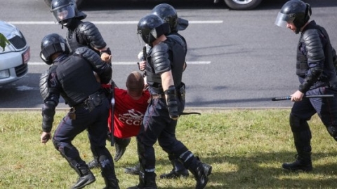 Bielorussia: 37 arresti a Minsk tra gli oppositori in piazza del presidente Lukashenko. Esercito in tenuta anti-sommossa