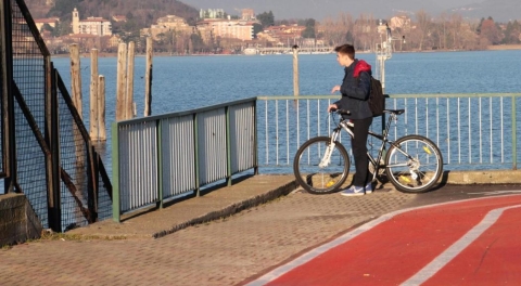 Arona: la cittadina "green" sul Lago Maggiore. Gusmeroli: "Aggiungeremo una nuova pista ciclabile"